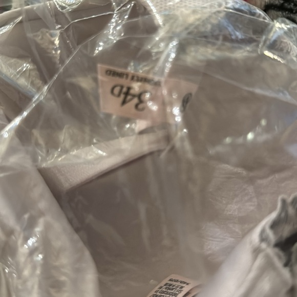 New
BODY BY VICTORIA
Lightly Lined Full-Coverage Lace-Trim Bra - Picture 5 of 6